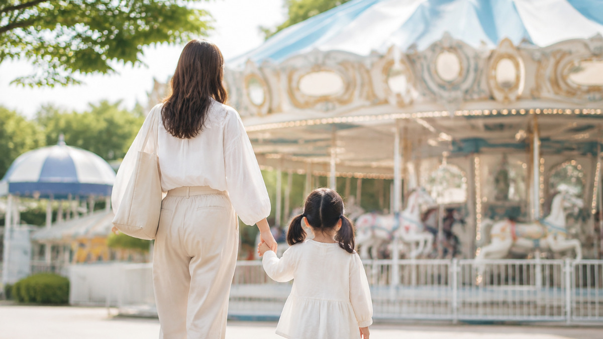 親子で遊園地を歩く様子